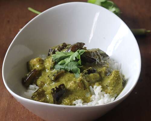 Munakoisocurry itse tehdyllä vihreällä curryt...