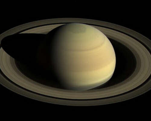 Saturnuksen kuusikulmio kertoo sen nuoresta i...