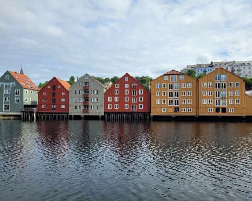 Piipahdus Trondheimiin, missä värikkäät puuta...
