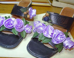Mustiin sandaaleihin ruusuja ja kimallegeeliä