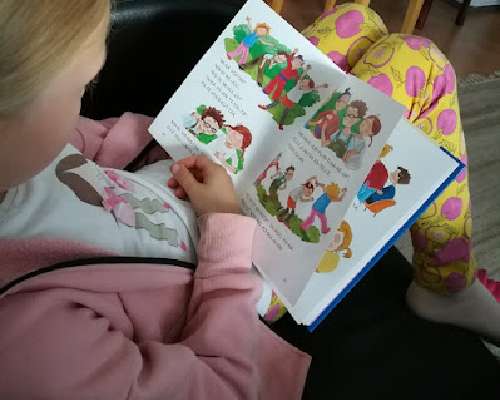 Äidin onnenhetki: Tytär luki ensimmäisen kirj...