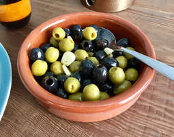 Tapaspöydän marinoidut oliivit