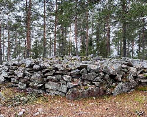 Penimäki heap tombs in Paimio date back to Br...