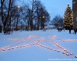 Jouluvaloja ja kynttilöitä Turun tuomiokirkon...