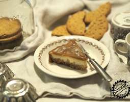 Salted caramel cheesecake pie