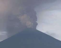 Balin lentoliikenne keskeytetty tulivuorenpur...