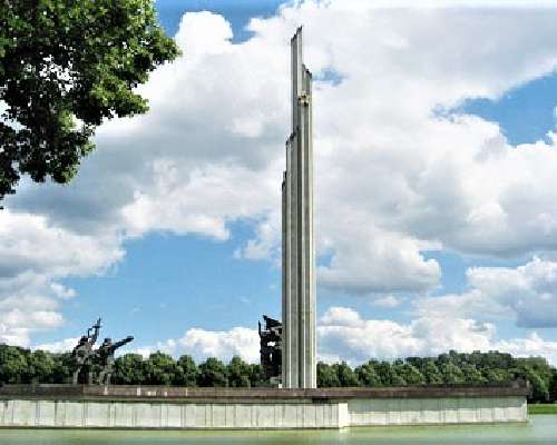 Latvia tuhoaa natsi- ja neuvostoajan muistomerkit