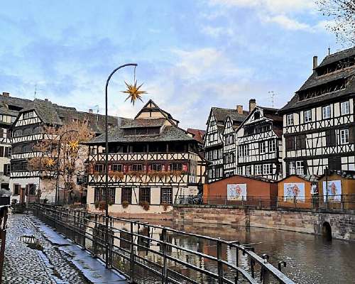 Alsacen hurmaavat ristikkotalokaupungit Colma...