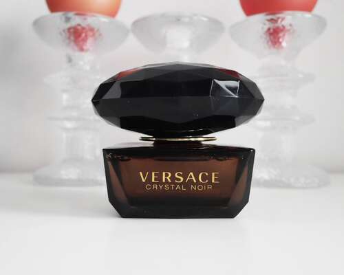 Kuukauden tuoksu - Versace Crystal Noir EdP