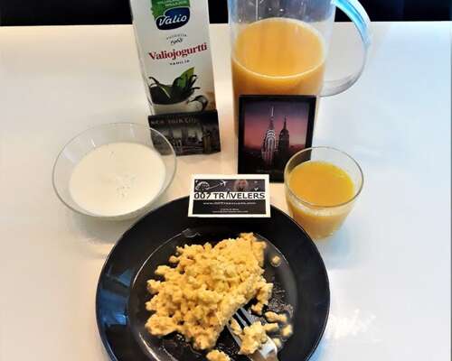 007 Food: Scrambled eggs, orange juice and va...