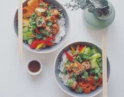 Vegan Low FODMAP Crispy Tofu Salad with Stick...