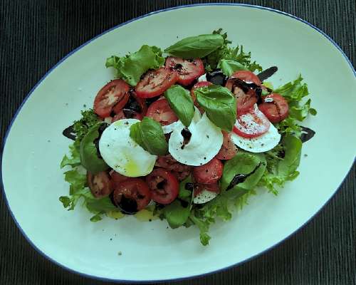 Kaprilainen salaatti — insalata caprese