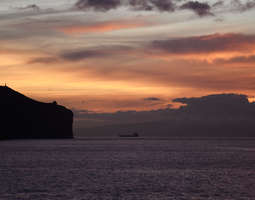 Auringonnousun aikaan Funchalin aallonmurtajalla