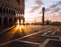 Auringonnousu San Marcon aukiolla, Venetsiassa