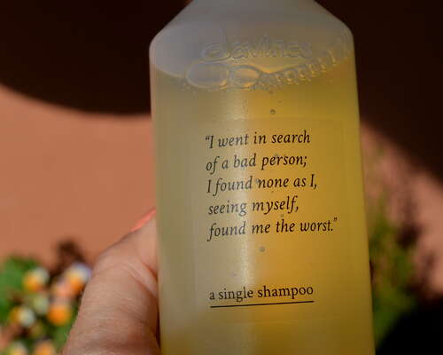 100% hiilineuraali shampoo Davinesilta, jonka...