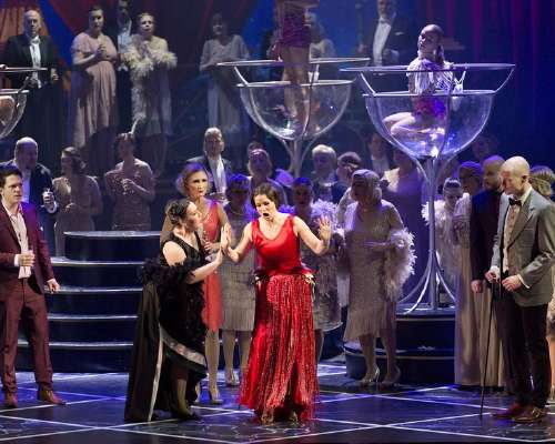 Tunteisiin käyvä, upea Verdin La Traviata Tam...