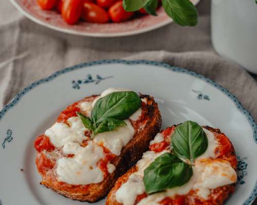 Bruchetta Margherita – Pizzaperjantaiksi