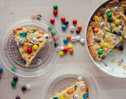 M&M Cookie Pie – Keksipiirakka