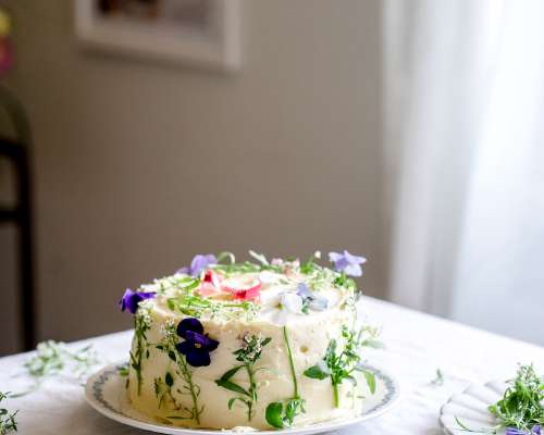 Syötävillä kukilla koristeltu kakku