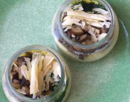 Polentaa , sieniä ja parsaa purkissa
