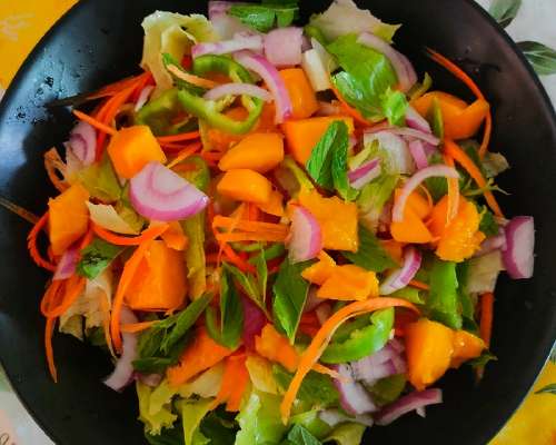 Raikas salaatti nangolla