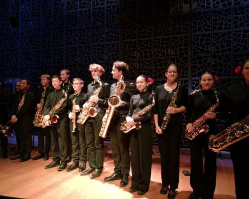 16 saksofonia lavalla