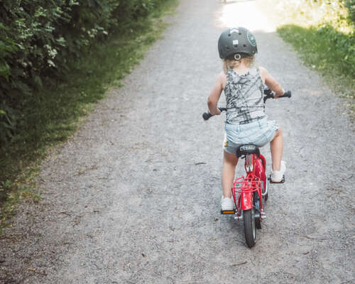 3-vuotias ajaa polkupyörällä ilman apurattaita
