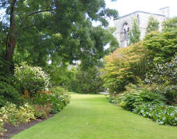 Elizabethin pohjoinen puutarha: Palace of Hol...