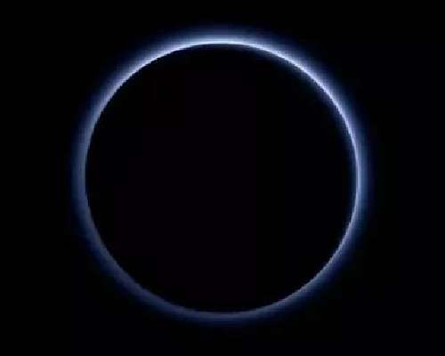 Pluton ilmakehä heikkenee