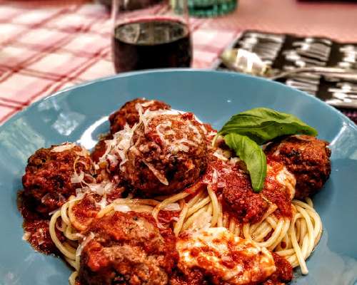 Lihapullat ja spagetti tomaattikastikkeessa
