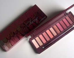 Urban Decay Naked Cherry - swatchit, mielipid...