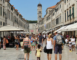 Turistimassojen keskellä Dubrovnikissa
