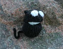 Maskotti: Virkattu minikokoinen kissa