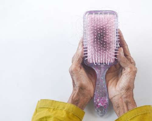 Miten usein ja millä puhdistat hiusharjasi?