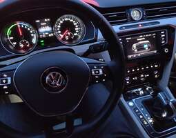Volkswagen Passat GTE plug-in-hybridi, toteut...