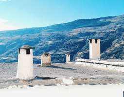 Capileira – kylä Granadan sadunhohtoisessa vu...