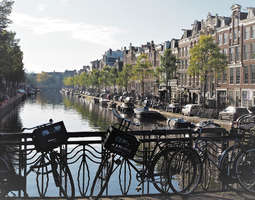 Omalle tyylilleen uskollinen Amsterdam