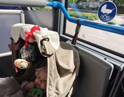 Bussilla kulkeminen lastenrattaiden kanssa