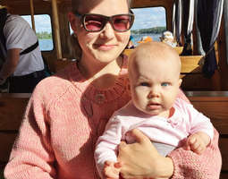 Vauvan kanssa saaristoveneilemässä
