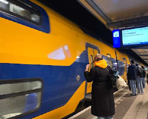 Hollanti: Junaseikkailu Schipholin lentokentä...