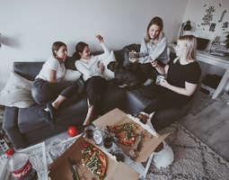 Sunday, pizza and girls