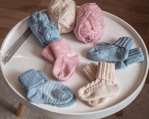 Vauvojen sukkia & neulomisinnon paluu
