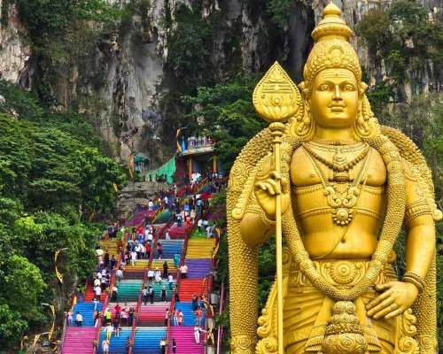 Batu Caves – Kultainen hindupatsas ja sateenk...