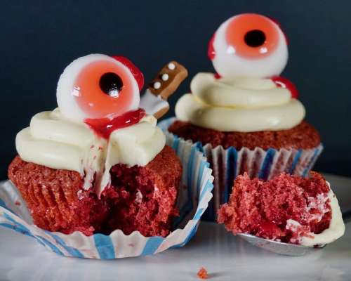 Veriset Red velvet Halloween muffinsit