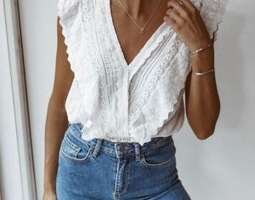 Style inspo: cute ­white top ­with jeans