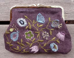Embroidered purse, koruommeltu pikkukaukku