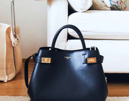 Leather bag in black 