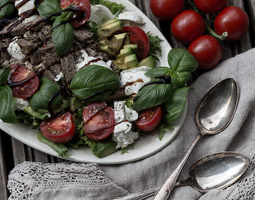 Lihan jälkimarinointi ja Caprese salaatti