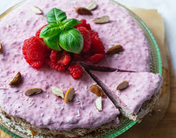 Raspberry raw cake with Nutly