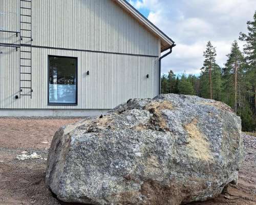 Pihasuunnittelua: Iso kivi sivupihalle ja kiv...